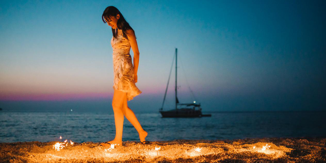 迪丽热巴海外秀厨艺 《慢游全世界》圆12年婚纱梦