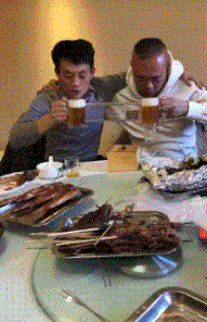 搞笑gif: 开这车,得雇个看倒车镜的!