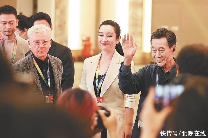 李雪健郭帆吴京等亮相“天坛奖”评委见面会，一握一抱间尽显中国电影传承与延续