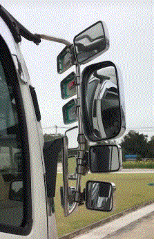 搞笑gif: 开这车,得雇个看倒车镜的!