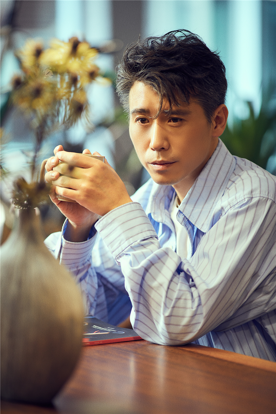 李乃文配文"偷得浮生半日闲"曝最新时尚写真