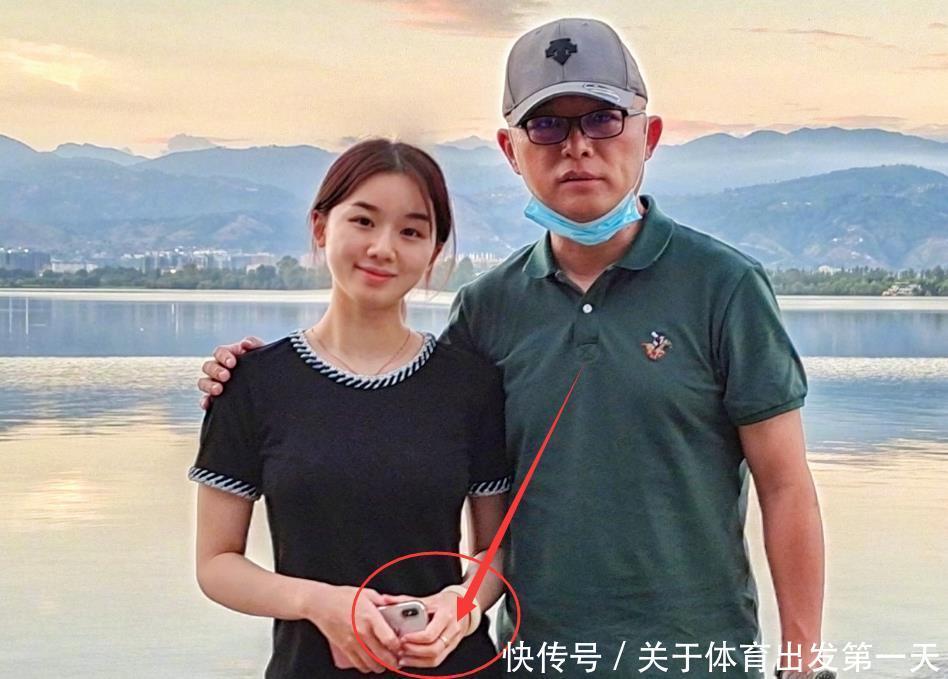 孟非女儿近照曝光23岁成熟稳重气质佳父女海边合影和谐美好