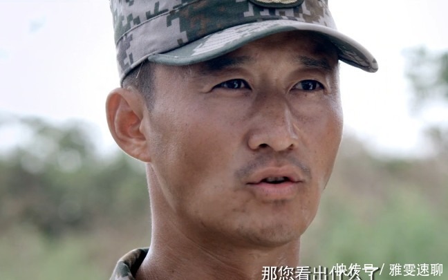 战狼老猫手持冷锋照片谁注意冷锋穿的衣服细思极恐