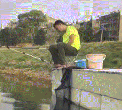 钓鱼真是一件无聊的事情,你看我都睡着了