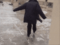 搞笑gif:兄弟接住,你的饮料来咯!