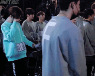 【gif】这个穿金戴银的男团bc221,私下画风太有毒了