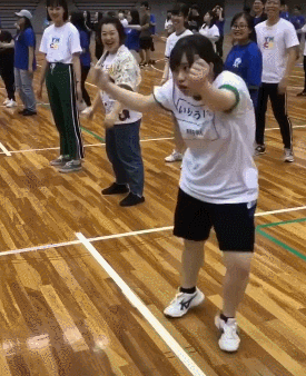 搞笑gif动图:本来以为有车,有房就已经很好了,现在发觉,还必须有条船!