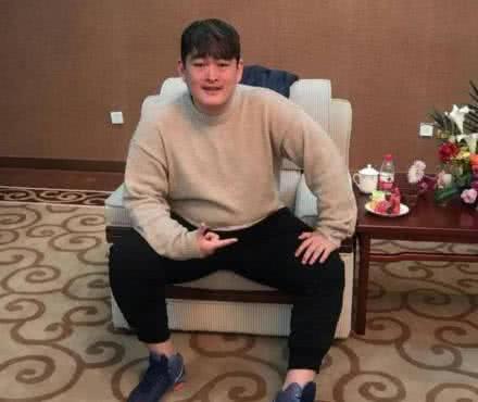 网友偶遇赵本山儿子疑似买楼盘，还称他的正脸像长胖了的慕容云海