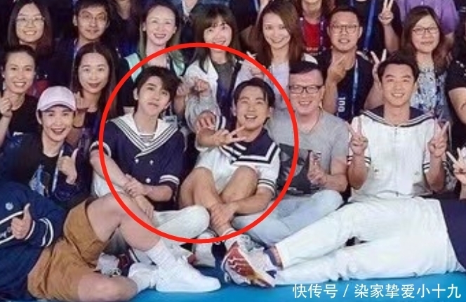 跑男家族合体拍照,郭麒麟蔡徐坤坐一块,导演身旁的嘉宾成亮点
