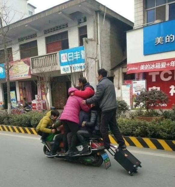 搞笑囧图内涵段子:启禀丞相,敌军已经被我们吓跑了!