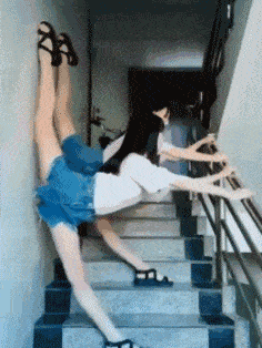 搞笑gif趣图:妹子,你这身cos装扮是谁,感觉好熟悉呀!