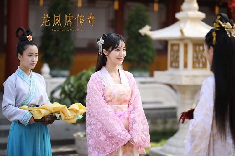 《龙凤店传奇》热播 宋铭宇李菲儿双双跳崖危机重