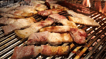 晒雪～下雪过后必然是非常冷哒,赶紧来顿烤肉御寒吧 烤香肠片也很棒啊