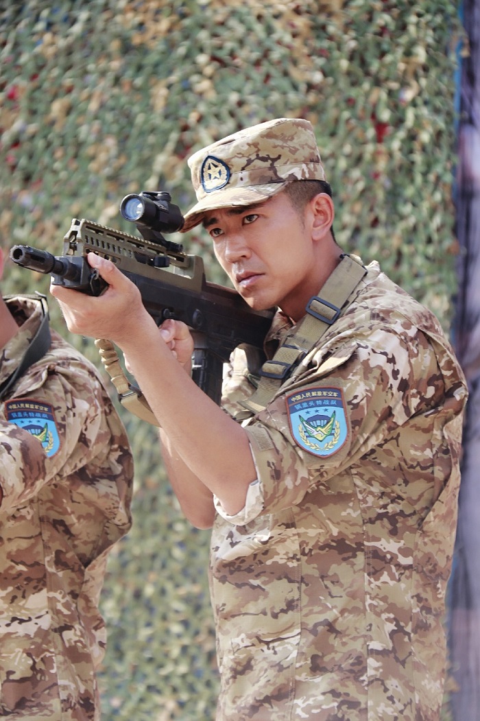 空降兵电视剧伞兵魂举办发布会李岷城迷彩帅气现身