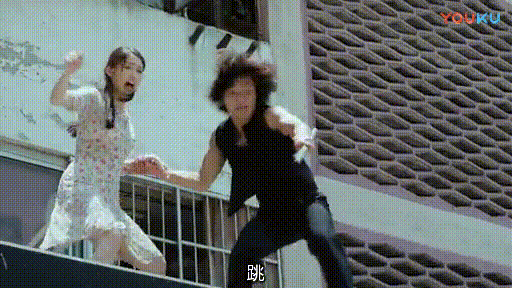 搞笑gif图后面的这位大哥是开挂了吗