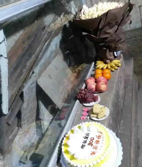 如懿传粉丝自备蛋糕去清陵祭拜皇后工作人员可能拜错了