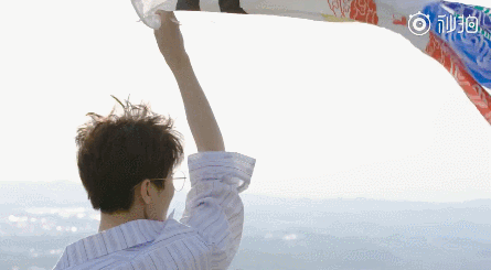 1905电影网讯 5月27日, 少年与鲤鱼旗 初夏微风拂面 视频中,王俊凯身