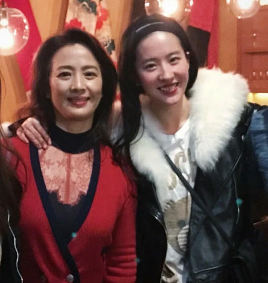 刘亦菲实诚po出"年度最真实素颜",却因这动作被吐槽颜值输亲妈
