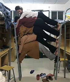 收藏的一些搞笑的大学宿舍动图