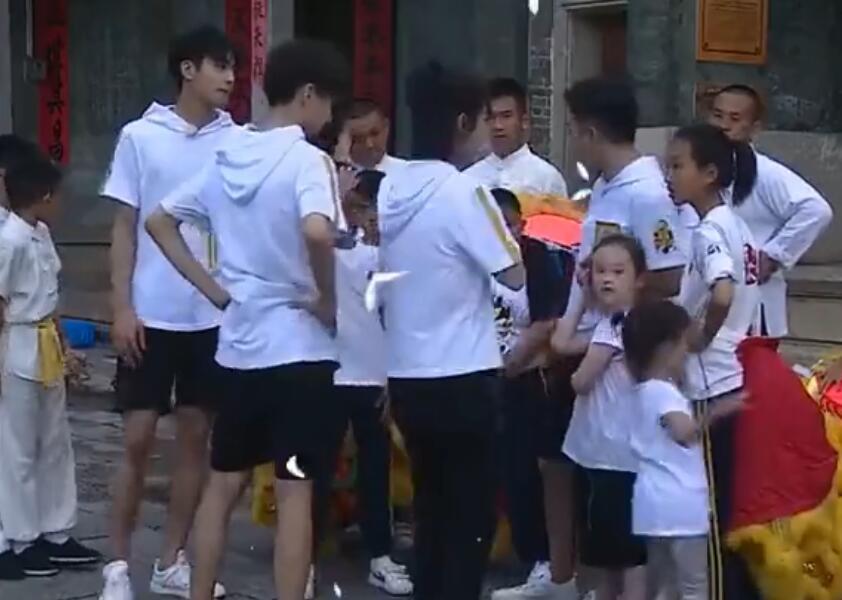 杨紫被叫阿姨好尴尬,一句话回应显情商高