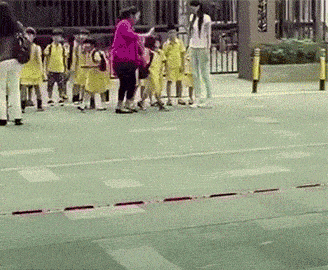 搞笑gif:这是我见过最炫酷的奶奶接孩子!