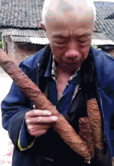搞笑gif动图:这是公交车上,走路颤颤巍巍,要我让座的老大爷
