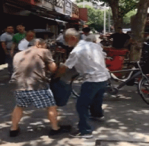 搞笑gif趣图:大爷,这么多年,你这暴脾气一点没变