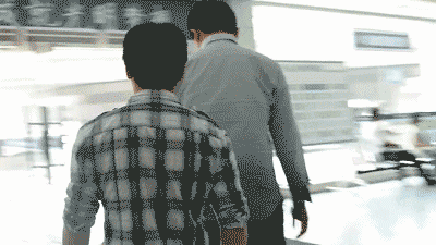 搞笑gif:大哥你走错片场了吧. - 360娱乐,你开心就好