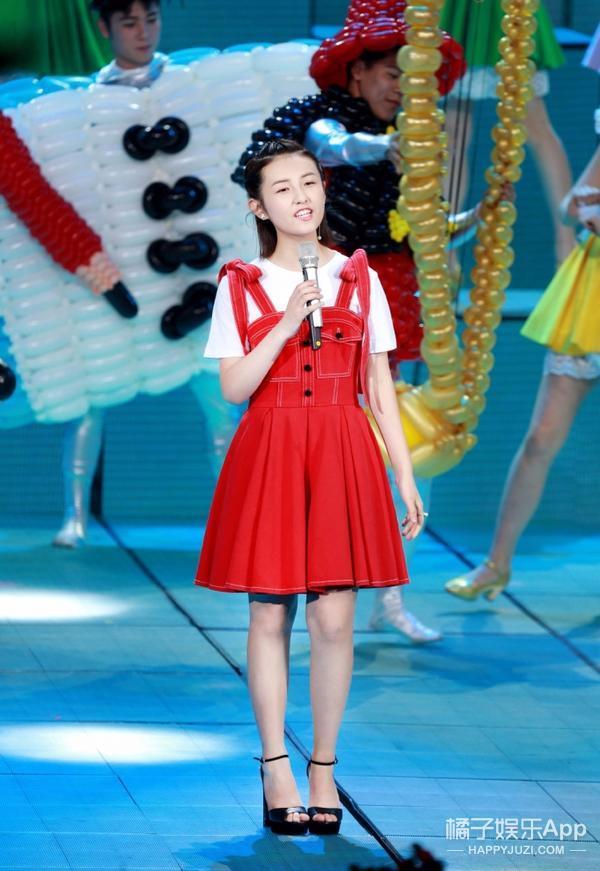 关晓彤,张雪迎和张子枫,小花旦都穿上了青春活力的裙装,谁最美?