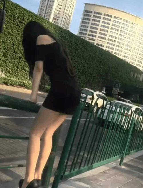 爆笑gif图翻护栏是可耻的是很危险的一个举动