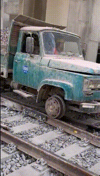 搞笑gif图:这样的老婆,哪位大哥舍得留她一个人在家啊