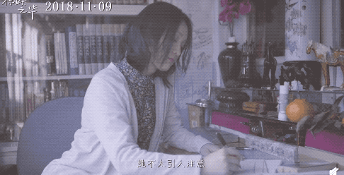 周迅饰演的妹妹之华在参加过姐姐之南的葬礼后,意外收到了姐姐同学会