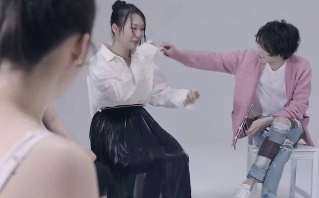 华晨宇为女粉丝擦嘴,宠溺交谈,网友:我也要