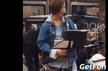 看到有乐队在街边表演,她兴致一来就找乐手要了把吉他自己弹唱了起来