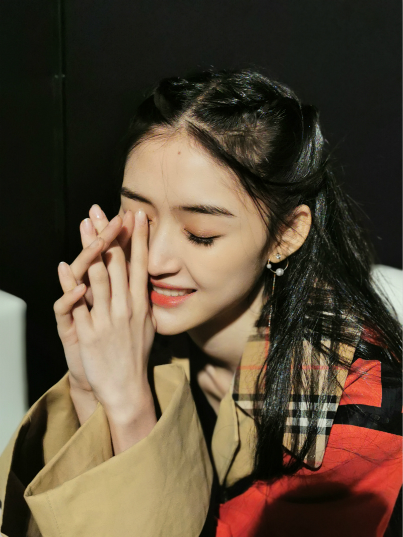 康可人出席《双子杀手》首映红毯 典雅大气散发摩登韵味