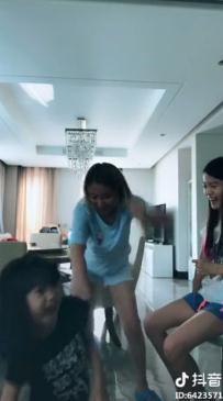 钟丽缇女儿Cayla拍抖音,没想到她私底下这么放得开!