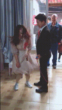 搞笑gif趣图:看吧,这就是你女朋友当伴娘的样子