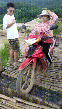 爆笑gif趣图:姑娘你这一回头,肯定对我有什么想法!