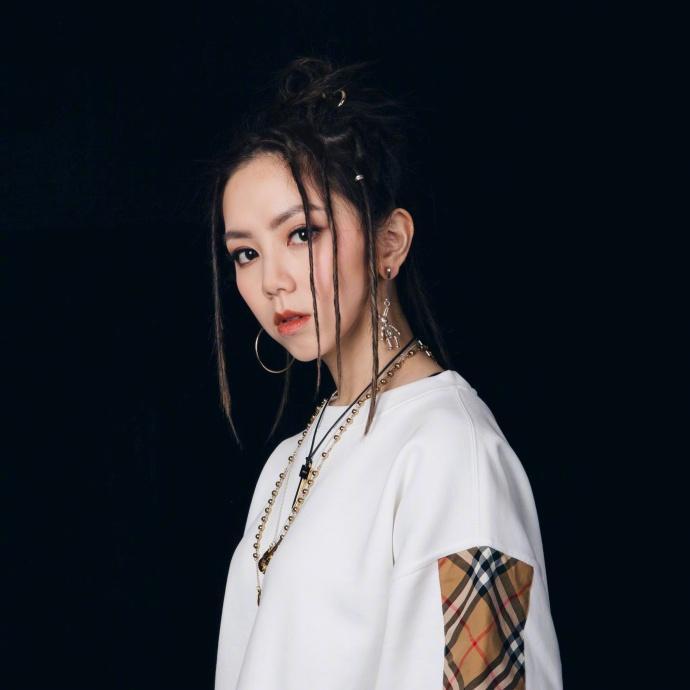 邓紫棋参加活动,一头显目的丸子头备受关注:这是最好看的丸子头