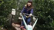 爆笑GIF图：小哥外卖都送到所里了，服务真到位
