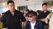 搞笑GIF：孩子已经迷上这个小车了，我家小狗都已经撑不住了
