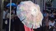 搞笑GIF：小子你好样的用生命在打球