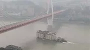搞笑GIF：你的女儿给你洗脚感动的都哭了，结局是意外的！