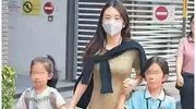 郭富城被曝孕期拒派司机接送？方媛挺孕肚牵俩娃打车上下学，网友直呼太心酸！