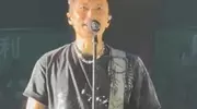 王菲谢霆锋演唱会大秀恩爱，唱定情曲时王菲秒变迷妹