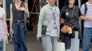 李克勤夫妇现身纽约街头，卢淑仪素颜好亲切，17岁长子读当地名校