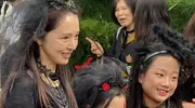 佟丽娅董璇带娃现身环球，佟丽娅满眼爱给小酒窝拍照