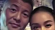 那英在非洲为女儿赚学费，老公却在泡妞，暴脾气会不会踹伤老公