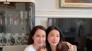 郭晶晶与闺蜜在豪宅里聚会！穿深V领衬衫+齐肩发，高级显贵又松弛