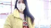 看曾黎穿搭悟了：羽绒服配T恤、高跟鞋，洋气减龄！ 